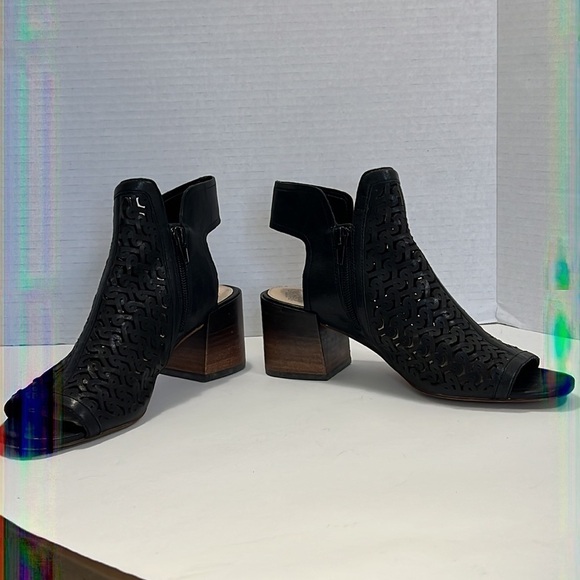 Vince Camuto Sternat “shooties”. - Picture 2 of 16